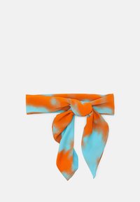Foulard en soie avec un motif abstrait orange et bleu clair, noué en nœud papillon. Texture lisse avec des extrémités pointues, présentant un design fluide.