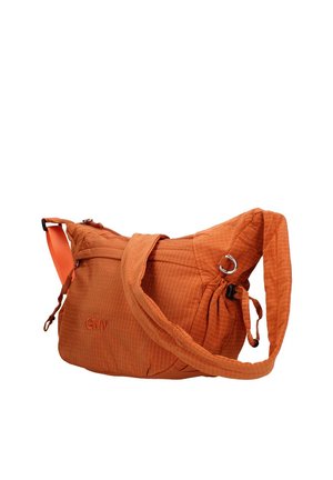 Sac bandoulière en tissu orange avec sangle réglable, détail anneau argenté et compartiments zippés, présentant une texture discrète en quadrillage et un logo brodé.