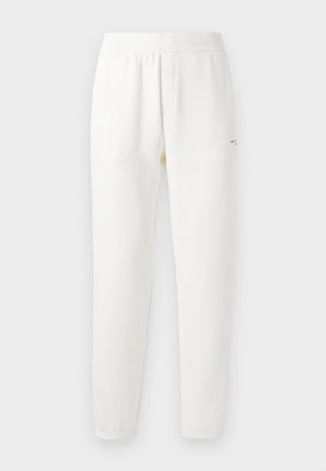Witte sweatpants gemaakt van zacht materiaal, met een elastische tailleband, taps toelopende benen en een klein logo aan de linkerkant.