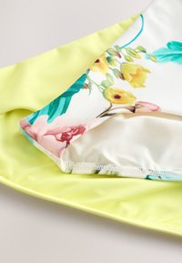 Next 2 PACK - Bikinialaosa - white floral/lime