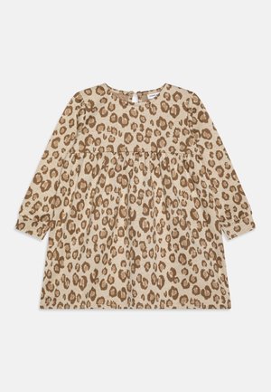 Paprasto leopardų rašto suknelė smėlio ir rudos spalvų atspalviuose, turi ilgas rankoves, apvalų iškirpimą ir susirinkusį liemenį, sukuriantį platėjančio silueto efektą.