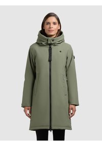 Parka isolata verde oliva con colletto alto, cappuccio regolabile, zip frontale e due tasche laterali. Tessuto liscio e vestibilità comoda.