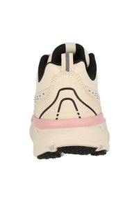 Sneaker con una toma di colore crema, accenti neri e una suola intermedia rosa. Presenta un tacco testurizzato e pannelli in mesh leggeri per la traspirabilità.