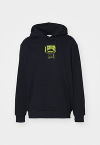 Svart hoodie med framficka, huva med snörning, och grön grafisk design med text och bilder på bröstet. Mjuk tygkänsla.