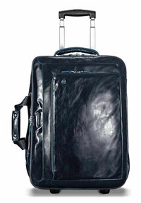 Schwarzer Lederkoffer mit einem ausziehbaren Griff, Vorderfach mit blauen Reißverschlussakzenten und einer glatten Oberfläche. Steht auf vier kleinen Rädern.