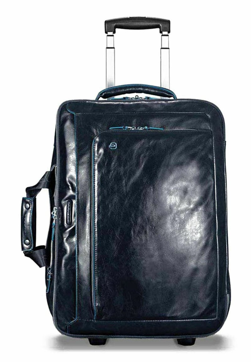 Schwarzer Lederkoffer mit einem ausziehbaren Griff, Vorderfach mit blauen Reißverschlussakzenten und einer glatten Oberfläche. Steht auf vier kleinen Rädern.