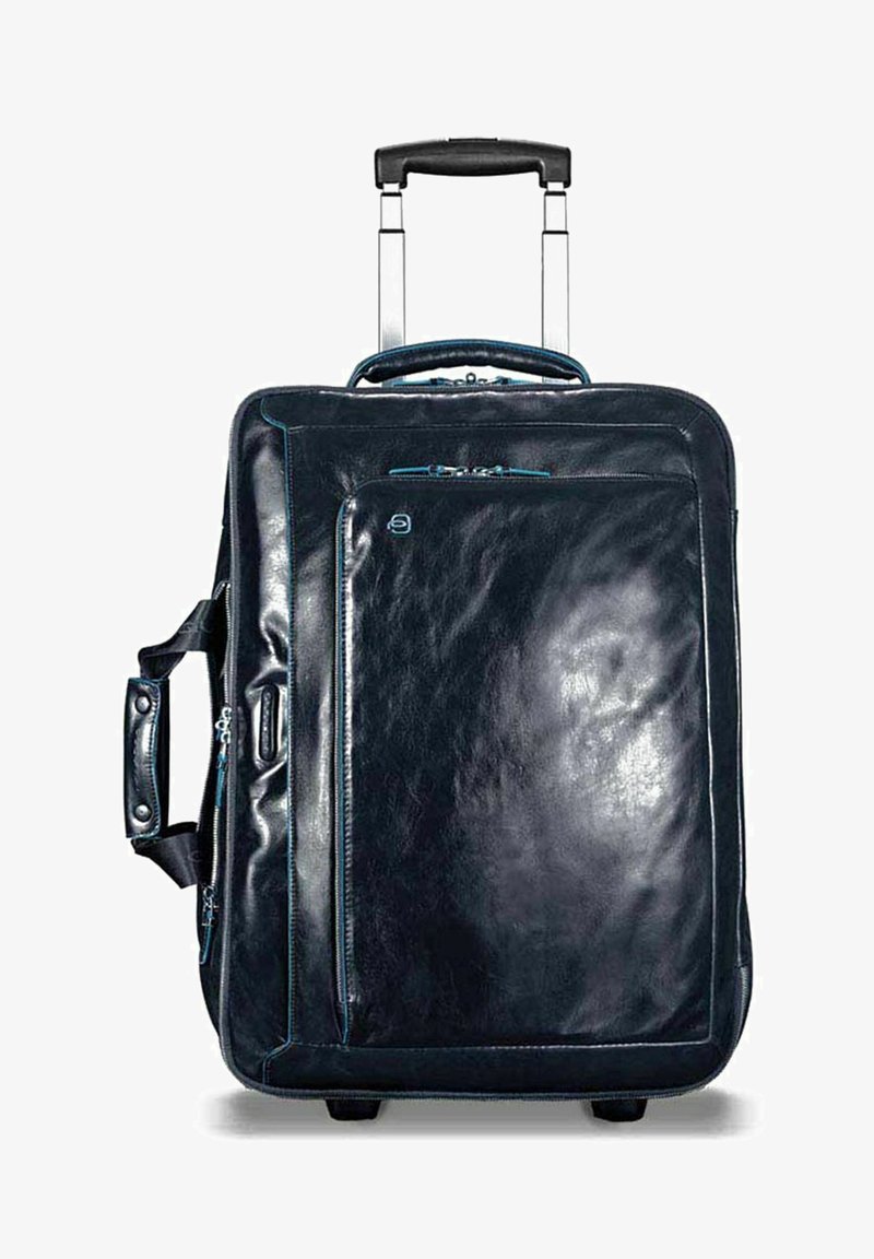 Schwarzer Lederkoffer mit einem ausziehbaren Griff, Vorderfach mit blauen Reißverschlussakzenten und einer glatten Oberfläche. Steht auf vier kleinen Rädern.