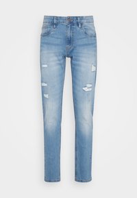 Jean en denim bleu clair coupe slim, avec de petites zones usées sur les cuisses avant et un style classique à cinq poches.