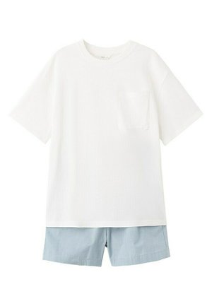 T-shirt blanc à manches courtes avec poche poitrine, associé à un short rayé bleu clair et blanc sur fond blanc.