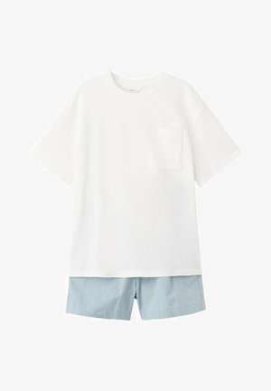 Tricou alb cu mâneci scurte și buzunar la piept, asortat cu pantaloni scurți în dungi albastre deschise și albe, pe un fundal alb.