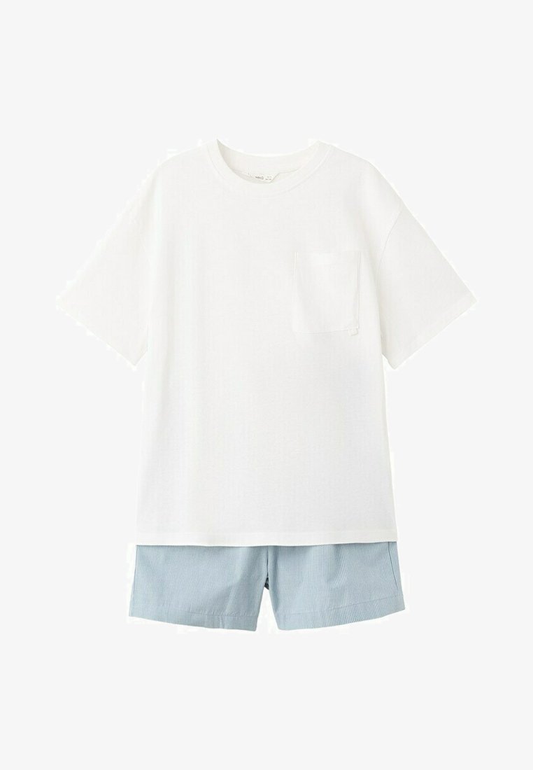 T-shirt blanc à manches courtes avec poche poitrine, associé à un short rayé bleu clair et blanc sur fond blanc.
