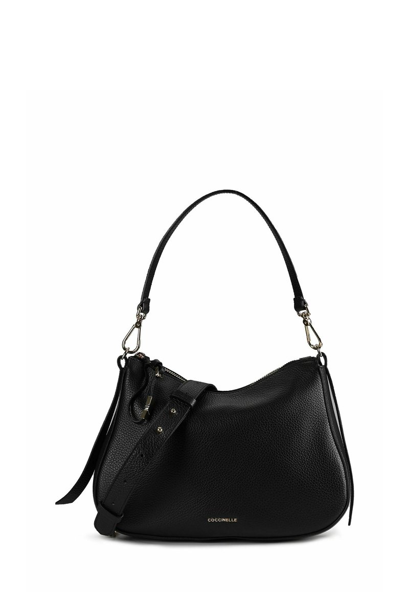 Borsa a mano in pelle nera con finitura testurizzata, forma curva e una singola tracolla. Presenta una chiusura con cerniera e dettagli in metallo dorato.