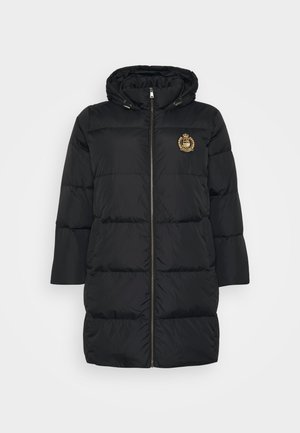 Schwarze Pufferjacke mit Kapuze, ausgestattet mit einem goldenen Emblem auf der Brust, Reißverschluss und gestepptem Muster. Hergestellt aus leichtem, strapazierfähigem Material.
