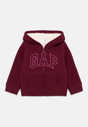Bordový dětský hoodie s předním zipem, klokaní kapsou, kapucí s fleecovou podšívkou a velkým růžovým výšivkou "GAP" na hrudi.