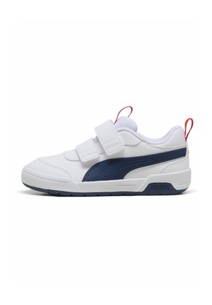 Baskets blanches en matériau synthétique avec une bande bleu marine, double velcro et un onglet rouge à l'arrière. Semelle texturée pour une meilleure adhérence.