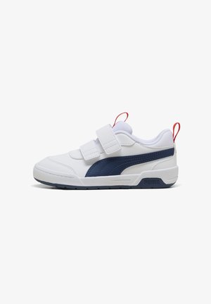 Fehér, szintetikus anyagból készült sportcipő, tengerészkék csíkkal, dupla tépőzáras pántokkal és piros tabbal a sarkán. Mintázott talp a tapadás érdekében.