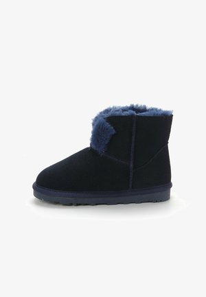 Stivaletto in suede blu navy con una morbida fodera e rifinitura in pelliccia sintetica. Presenta una punta rotonda e una suola in gomma piatta per maggiore stabilità.