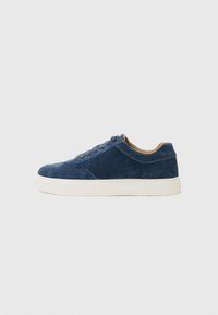 CLEAN CUP - Tenisice - calvin navy/bright white