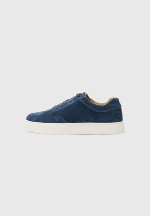 CLEAN CUP - Sporta apavi - calvin navy/bright white