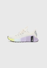 Sneaker met een doorschijnend witte mesh bovenwerk, een gradiënt zool van paars naar geel, grijze accenten en een zwart logo. Vetersysteem aan de voorkant.