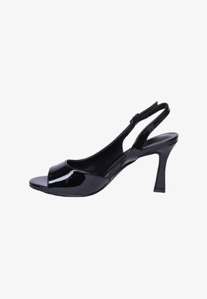 Sandal con tacco alto slingback in pelle verniciata nera, con punta aperta, design curvo e cinturino alla caviglia. Presenta una finitura elegante e lucida.