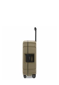 Valigia rigida beige con quattro ruote, manico telescopico nero allungabile e combinazione integrata con lucchetto laterale.