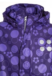 Lila vattentät jacka med en glänsande ytfinish, prydd med olika cirkulära mönster, blommor och lekfulla grafiska designer. Silver detaljer ingår.