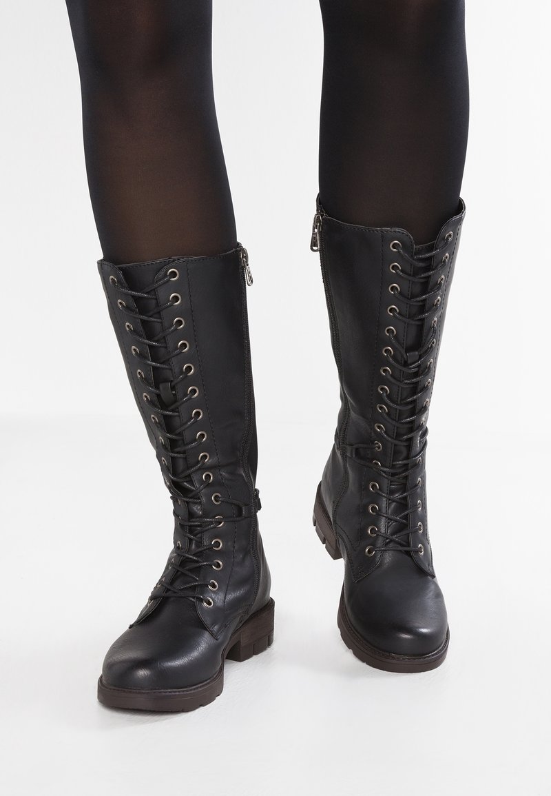 Sorte, knæhøje snørebodder lavet af glat læder med metaløjer, struktureret sål og lynlås i siden for nem påklædning.