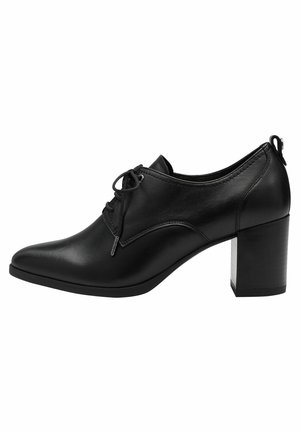 Zapato de tacón alto de cuero negro con punta afilada, diseño de cordones y un tacón cuadrado texturizado. Superficie suave y pulida.