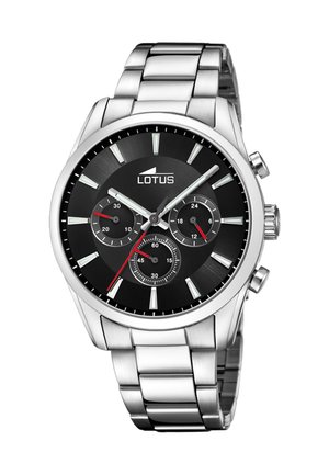 Montre en acier inoxydable avec un cadran noir, des accents argentés et trois sous-cadrans. Elle possède une trotteuse rouge et un bracelet poli.