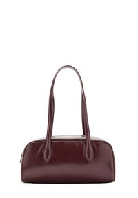 Geantă de mână din piele burgundă cu formă rotunjită, cu două mânere și închidere cu fermoar. Textură netedă, cu accesorii minimale și fără modele vizibile.