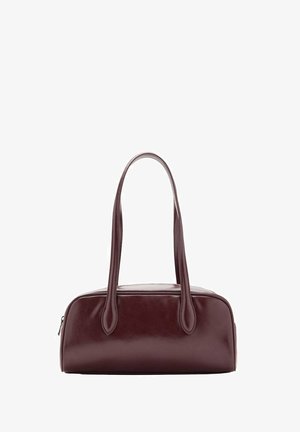 Bordo usnjena torbica z okroglo obliko, dvema ročajema in zadrgo. Gladek teksturiran material z minimalno kovinsko opremo in brez vidnih vzorcev.