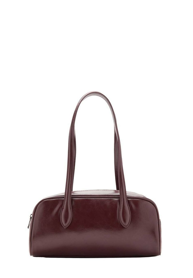 Geantă de mână din piele burgundă cu formă rotunjită, cu două mânere și închidere cu fermoar. Textură netedă, cu accesorii minimale și fără modele vizibile.