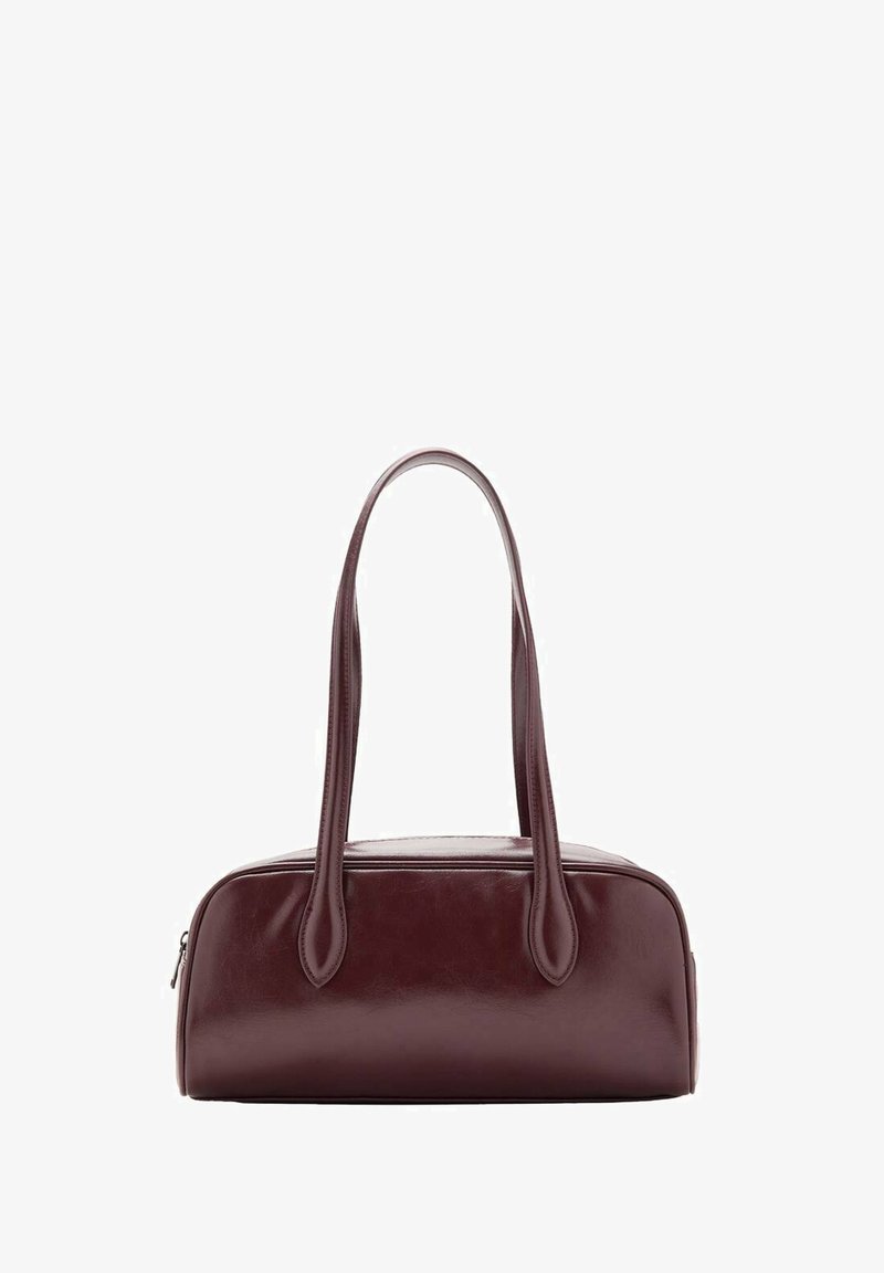 Geantă de mână din piele burgundă cu formă rotunjită, cu două mânere și închidere cu fermoar. Textură netedă, cu accesorii minimale și fără modele vizibile.