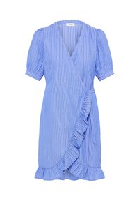 Robe portefeuille bleue à rayures verticales blanches, manches courtes bouffantes, ourlet à volants et fermeture à nouer sur le côté.
