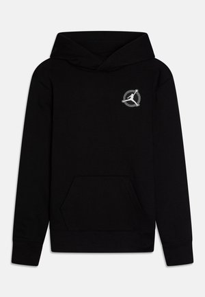 Sudadera con capucha negra con bolsillo frontal y pequeño logo plateado de astronauta dentro de un emblema circular en la parte superior izquierda del pecho.