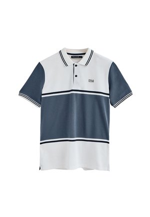 Polo gris et blanc avec des blocs de couleur horizontaux, manches courtes et accents noirs sur le col et les manches. Présente un logo sur la poitrine.