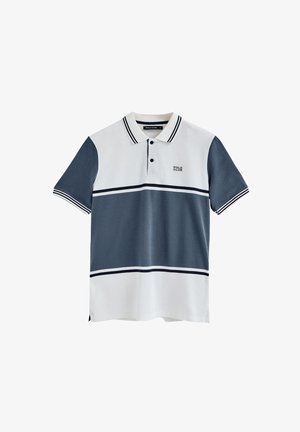 Szary i biały polo z poziomymi blokami kolorów, krótki rękaw, z czarnymi akcentami na kołnierzyku i rękawach. Zawiera logo na piersi.