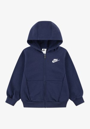 Granatowa, granatowa bluza Nike z kapturem i zamkiem błyskawicznym, z przednimi kieszeniami i białym logo Nike na lewej piersi, zaprojektowana dla dzieci.