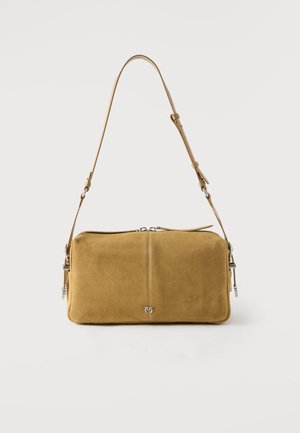 Sac d'épaule rectangulaire en daim beige avec une bandoulière ajustable, deux fermetures éclair argentées et un petit logo métallique au centre avant.