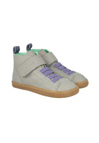 Zapatillas altas grises con una textura suave, cordones elásticos morados, una correa de velcro y forro textil verde. Suela de goma con detalles de costura.