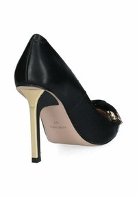 Scarpa nera con tacco alto, superiore in tessuto liscio, punta affusolata e accentatura dorata sul tacco. Design con tacco a spillo.