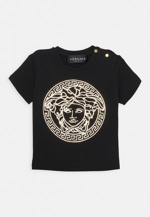 Czarna krótka koszulka dla malucha z złotym logo głowy Meduzy i greckim wzorem koła klucza, z dwoma złotymi guzikami na ramieniu.