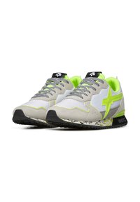 Sneakers grigio chiaro con dettagli in verde neon, materiale in rete e scamosciato, lacci riflettenti, suola in gomma nera e intersuola con motivo.