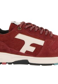 Rote Wildleder- und gerippte Stoff-Sneaker mit weißem "F"-Logo an der Seite, gemusterten Schnürsenkeln und weißer Sohle mit schwarzen und blauen Akzenten.