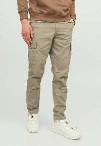 Jack & Jones - JWHACE JJTUCKER ANA - Pantaloni cargo - dune Immagine in miniatura 1