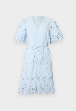 Φόρεμα midi σε ανοιχτό γαλάζιο με κυματιστά σχέδια με κεντήματα στα μανίκια και στο τελείωμα, κουμπιά στο μπροστινό μέρος, V-λαιμόκοψη, κοντά φουσκωτά μανίκια και ζώνη στη μέση.