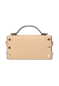 Rechthoekige beige handtas met een bruin handvat en zes gouden ronde studs aan de voorkant, gefotografeerd op een witte achtergrond.