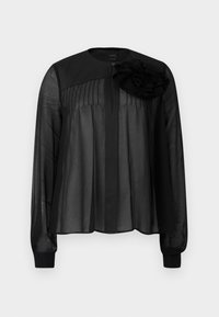 Blusa nera con maniche lunghe in tessuto trasparente, caratterizzata da pieghe frontali e un fiore in tessuto a strati come dettaglio sulla spalla sinistra. Chiusura con bottone al collo.