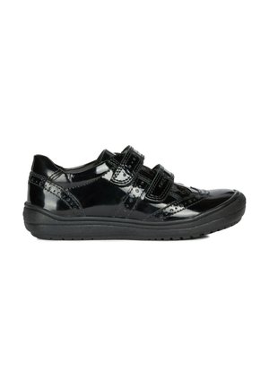 Chaussures en cuir verni noir avec deux bandes Velcro, accents de motif perforé et une semelle en caoutchouc texturée noire. Vue de côté mise en avant.
